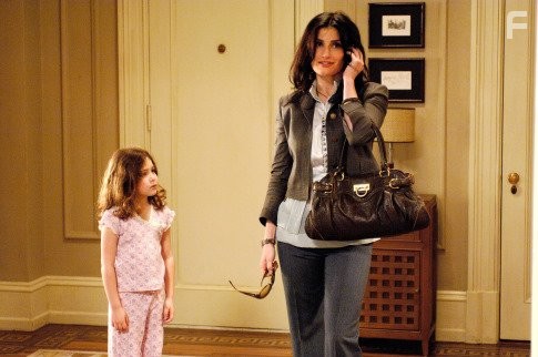 Idina Menzel and Rachel Covey in Зачарованная (2007)