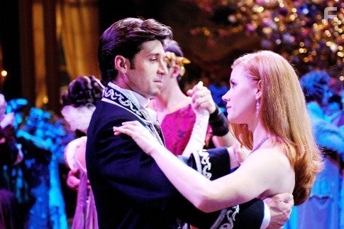 Patrick Dempsey and Amy Adams in Зачарованная (2007)