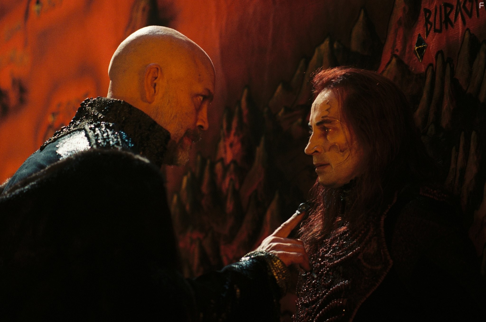 John Malkovich and Robert Carlyle in Эрагон (2006)