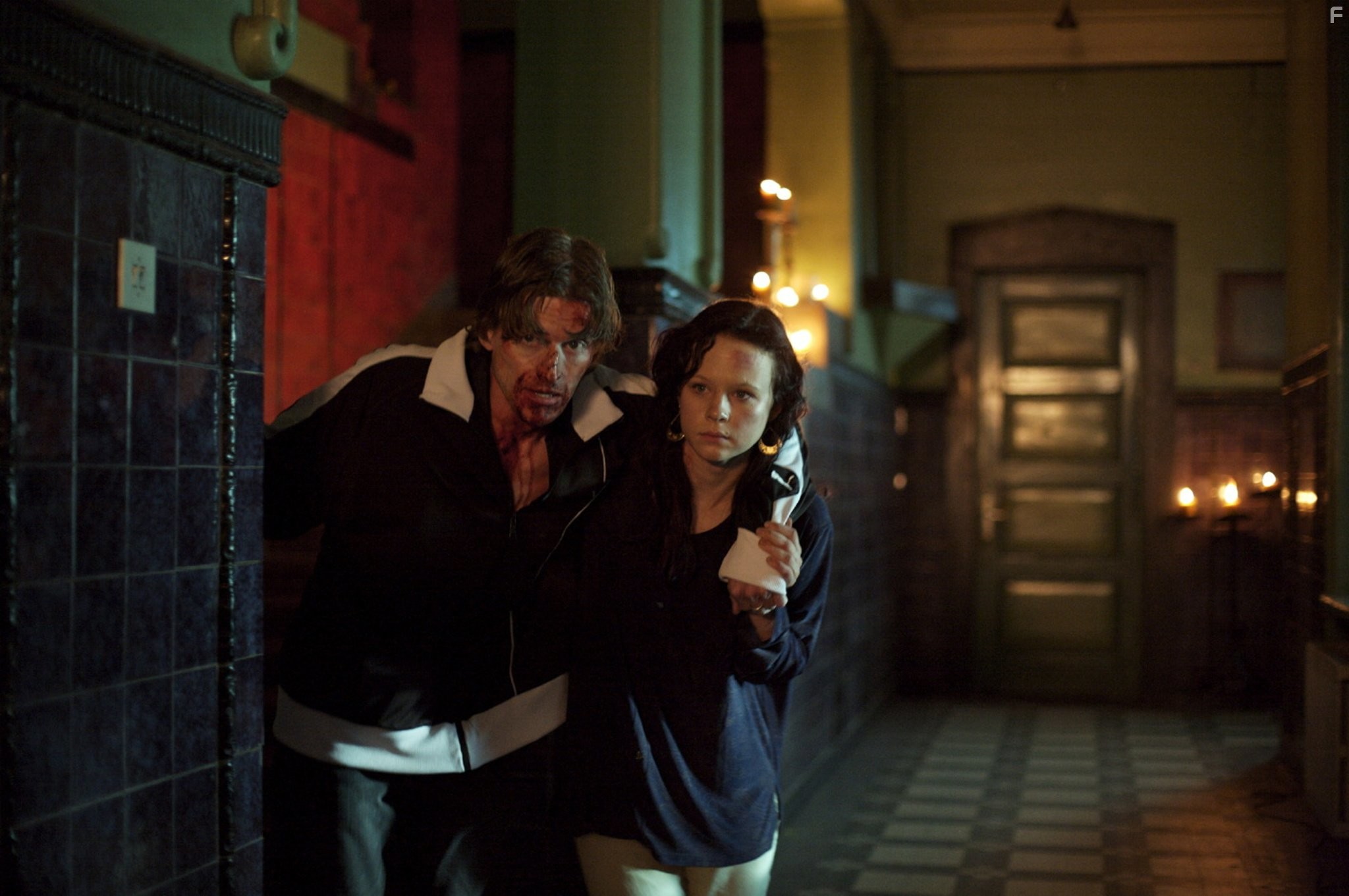 Thora Birch and Gideon Emery in Поезд (2008)