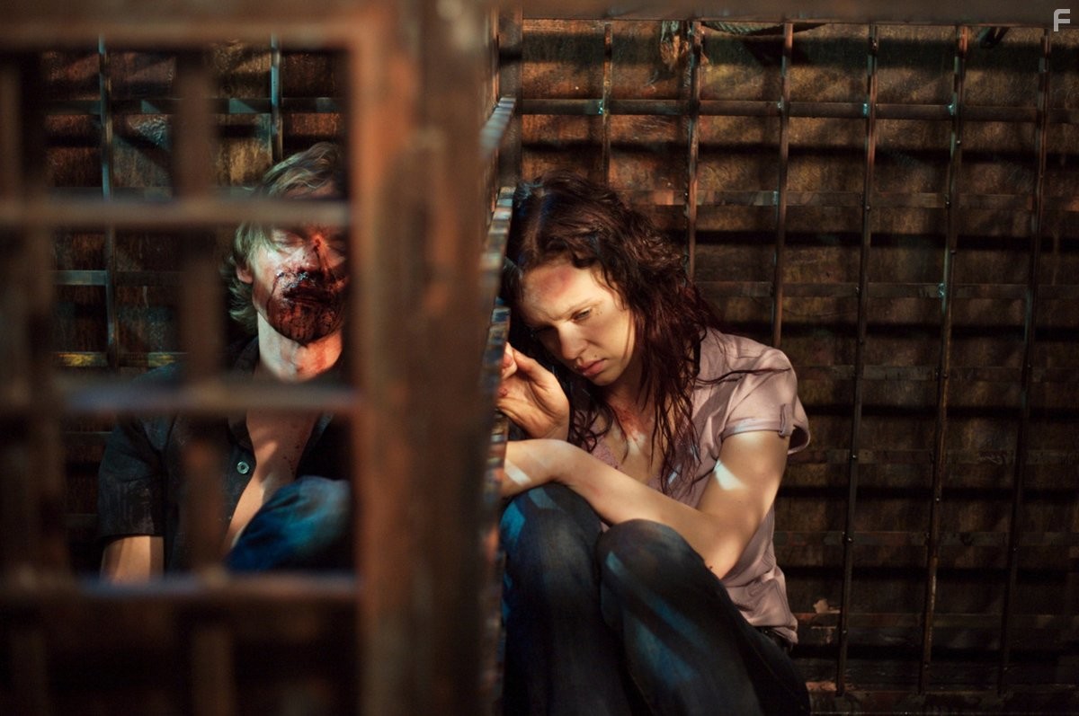 Thora Birch and Gideon Emery in Поезд (2008)