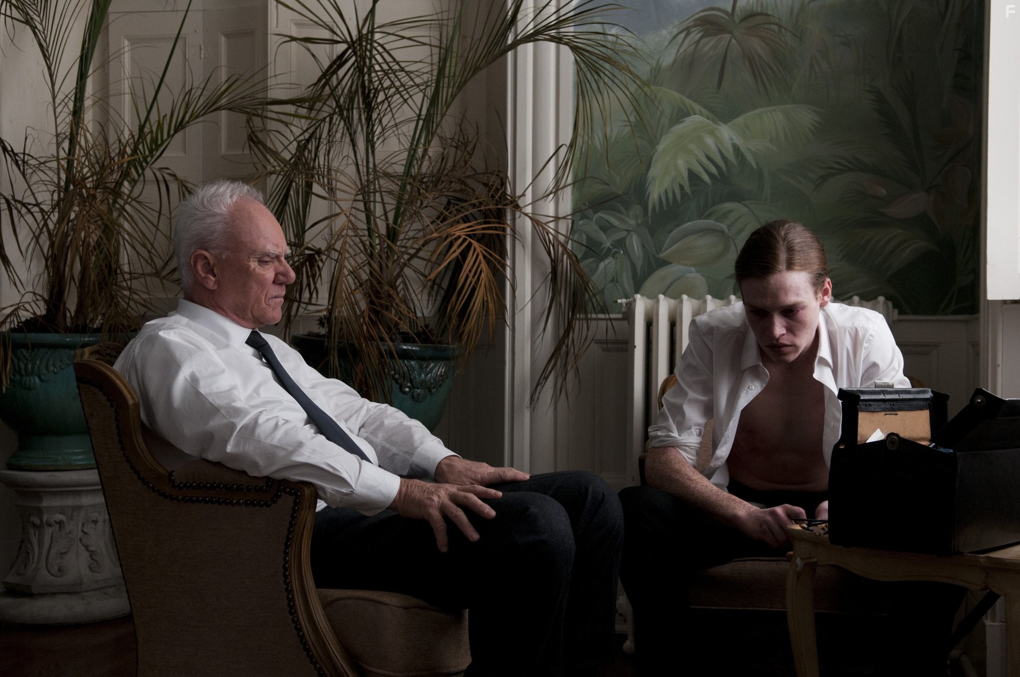 Malcolm McDowell and Caleb Landry Jones in Антивирус (2012)