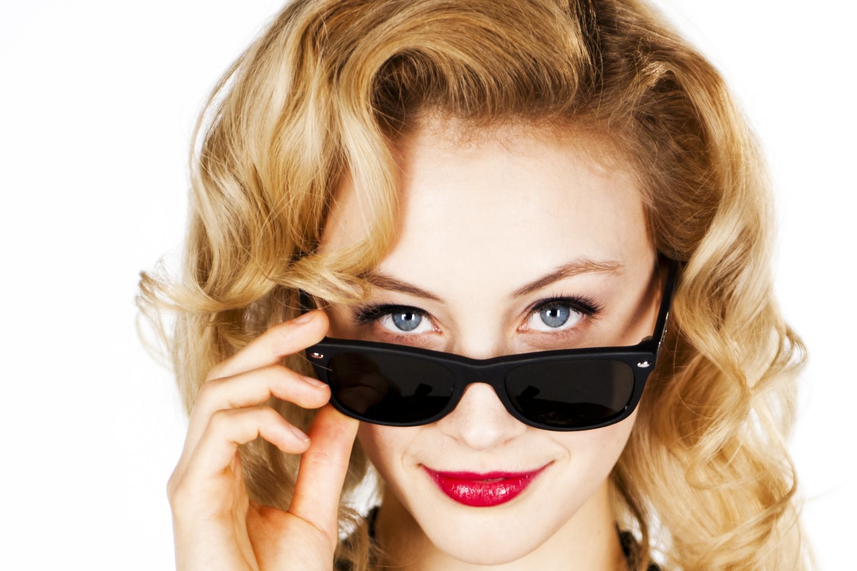 Sarah Gadon in Антивирус (2012)