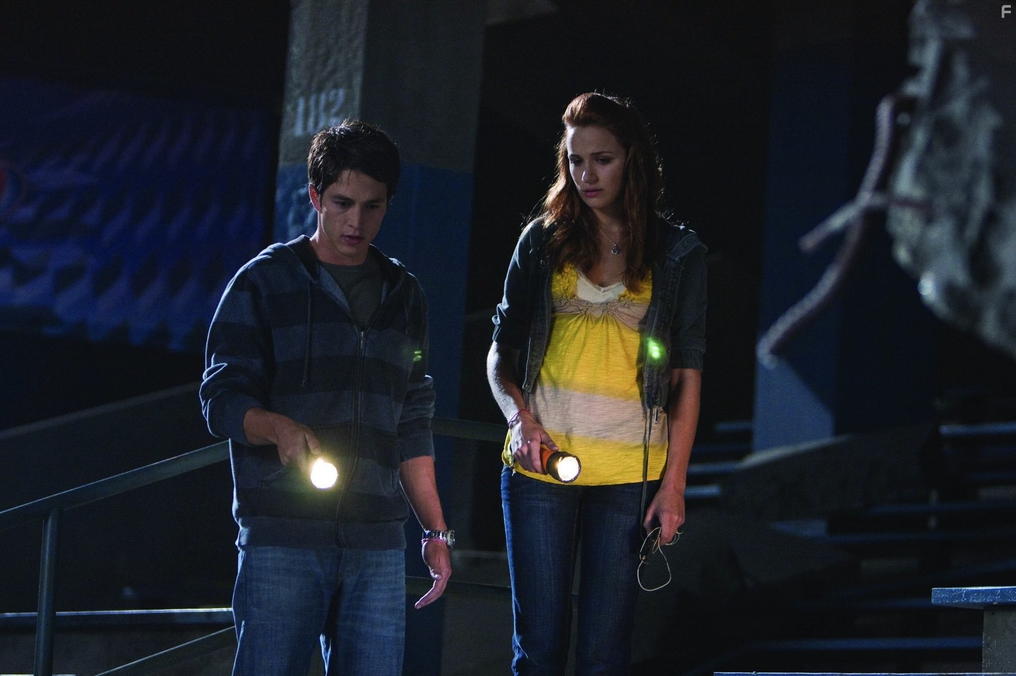 Shantel VanSanten and Bobby Campo in Пункт назначения 4 (2009)