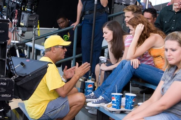 Mykelti Williamson, Nick Zano, R. Ellis, and Haley Webb in Пункт назначения 4 (2009)