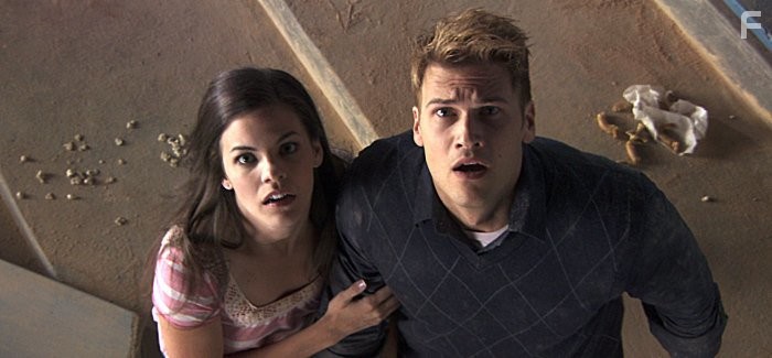 Nick Zano and Haley Webb in Пункт назначения 4 (2009)