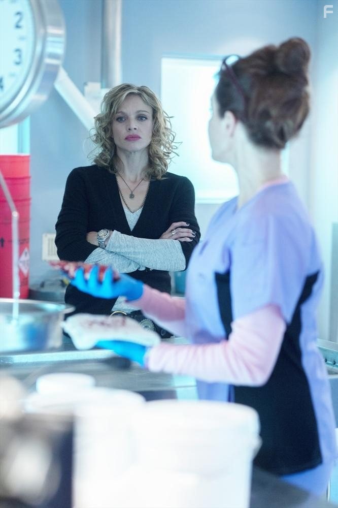Lauren Holly and Kristin Lehman in Мотив (2013)