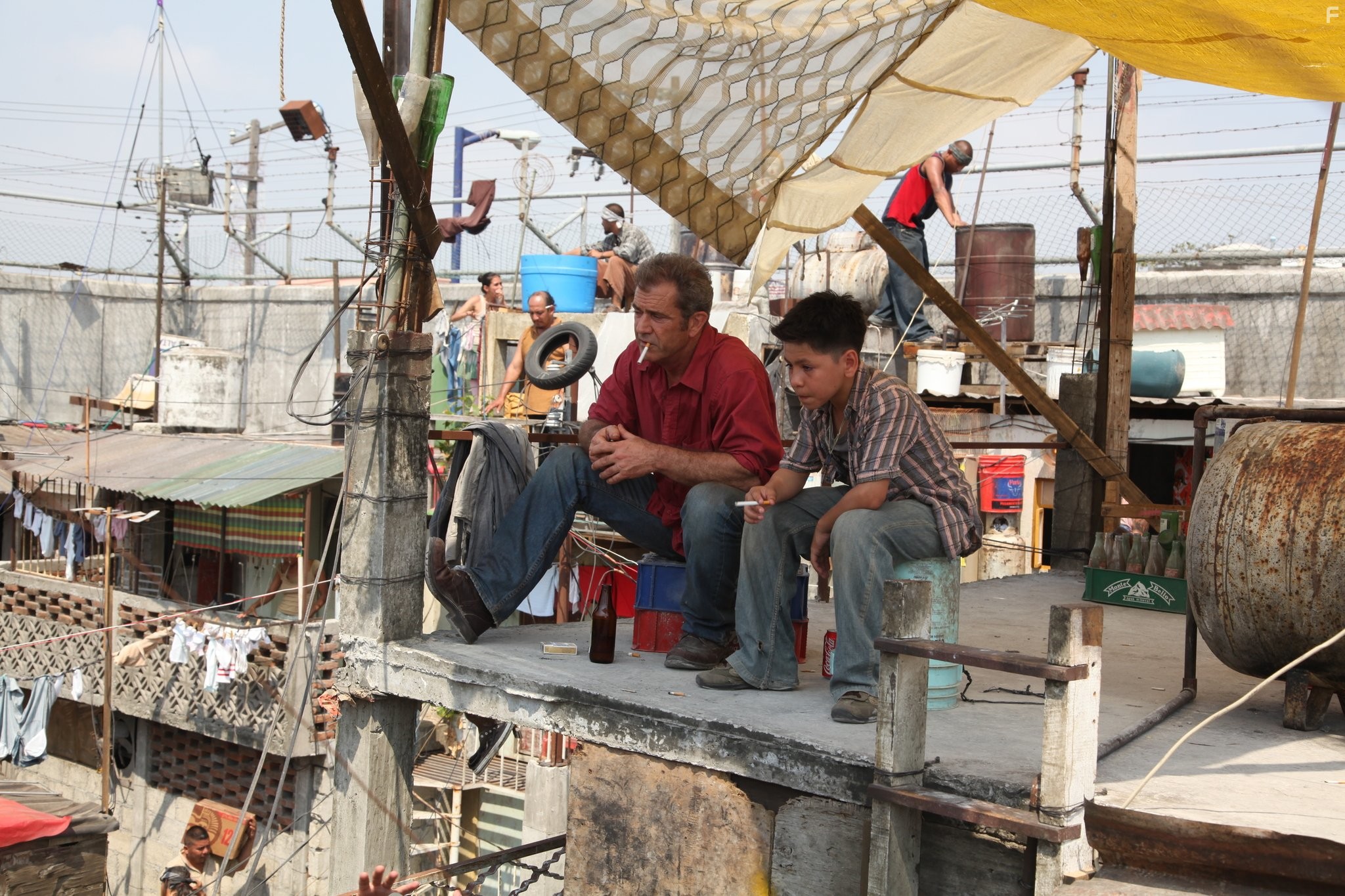 Mel Gibson and Kevin Hernandez in 'Весёлые' каникулы (2012)