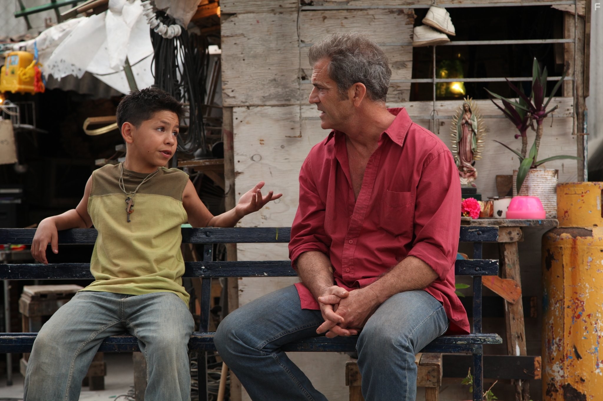 Mel Gibson and Kevin Hernandez in 'Весёлые' каникулы (2012)