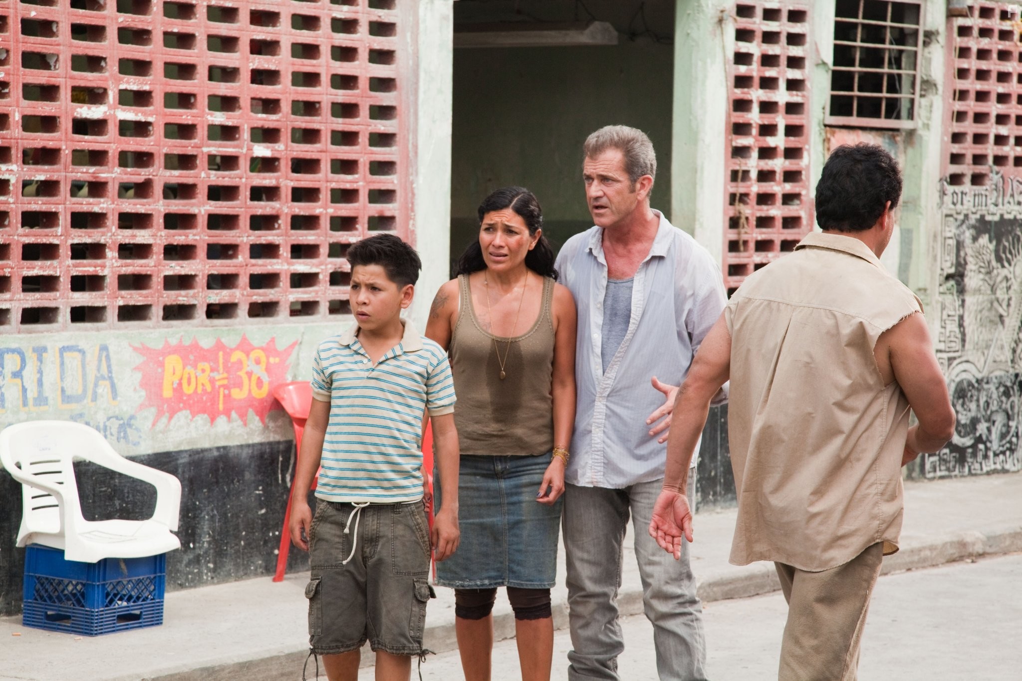 Mel Gibson, Dolores Heredia, and Kevin Hernandez in 'Весёлые' каникулы (2012)