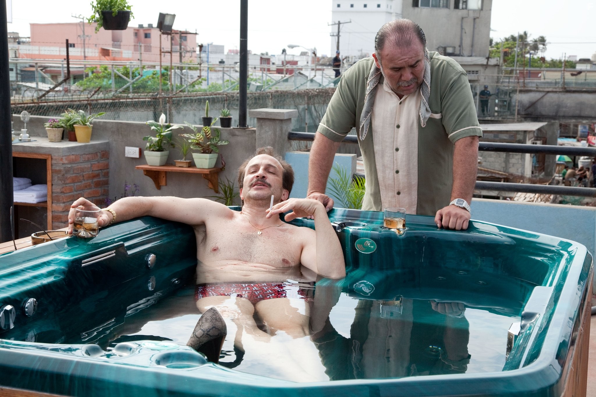 Daniel Gim?nez Cacho and Jes?s Ochoa in 'Весёлые' каникулы (2012)