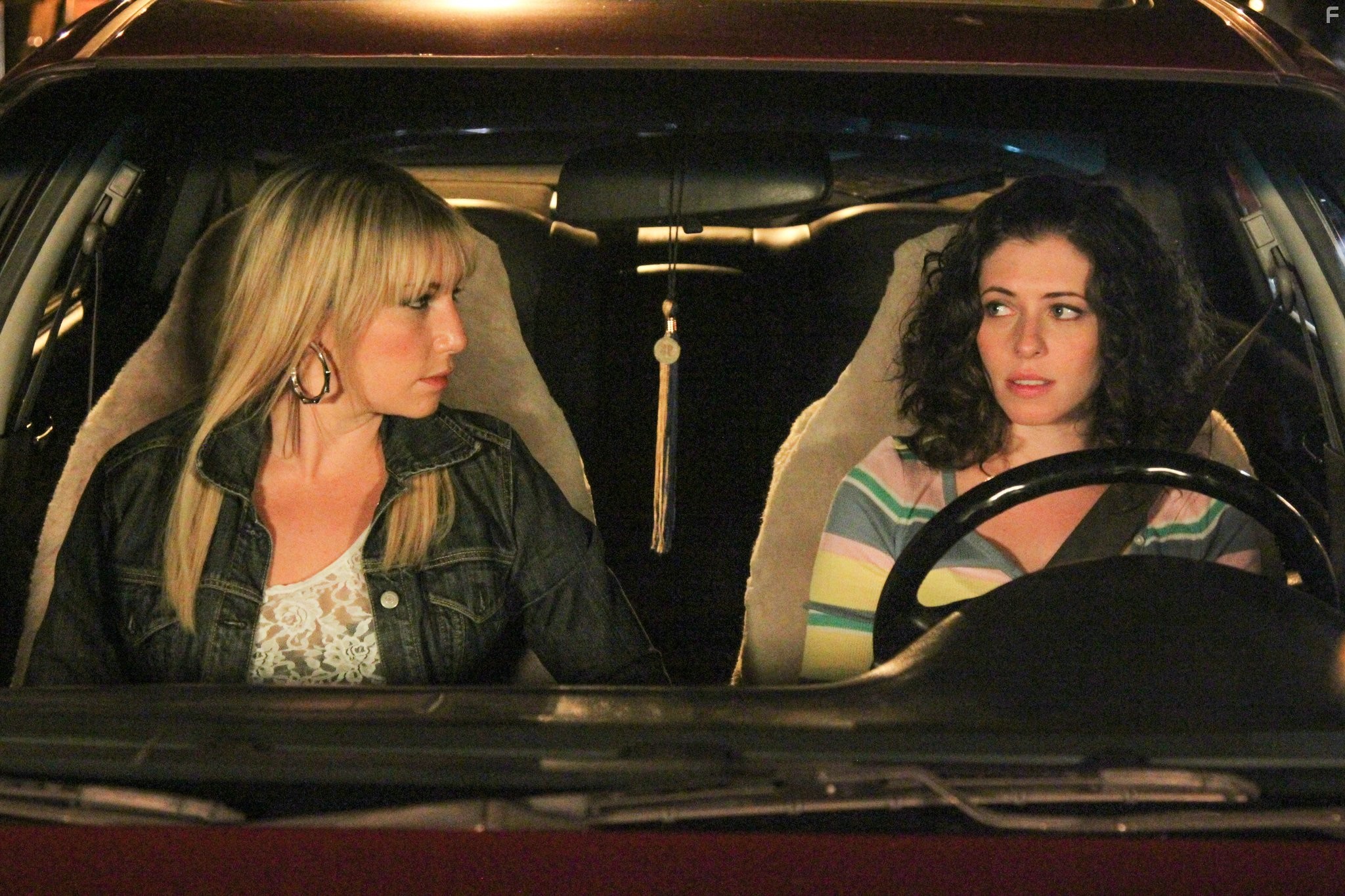 Ari Graynor and Lauren Miller in Если хочешь хорошо провести время, звони... (2012)