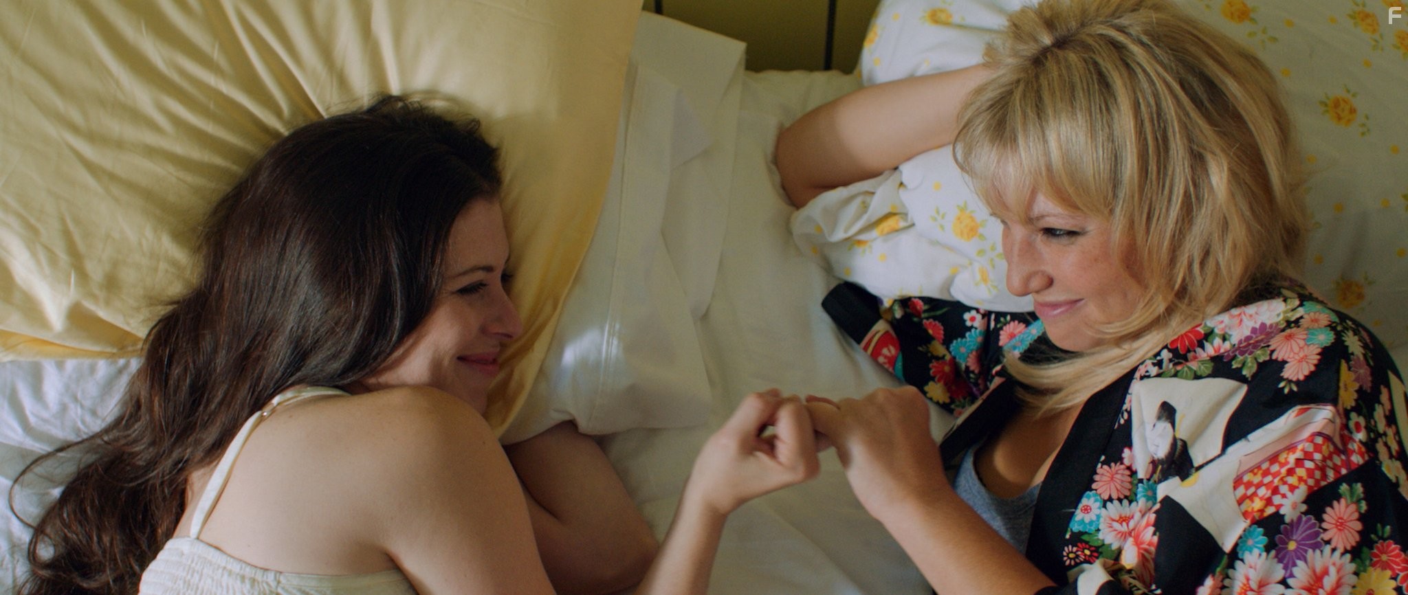 Ari Graynor and Lauren Miller in Если хочешь хорошо провести время, звони... (2012)