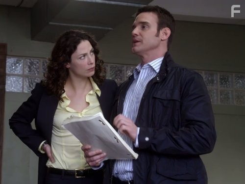 Eddie McClintock and Joanne Kelly in Хранилище 13 (2009)