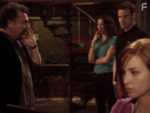 Saul Rubinek, Eddie McClintock, Joanne Kelly, and Allison Scagliotti in Хранилище 13 (2009)