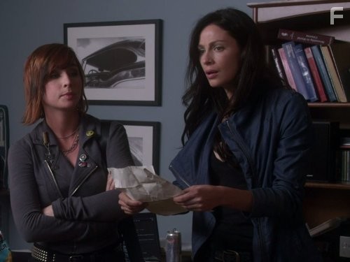 Joanne Kelly and Allison Scagliotti in Хранилище 13 (2009)