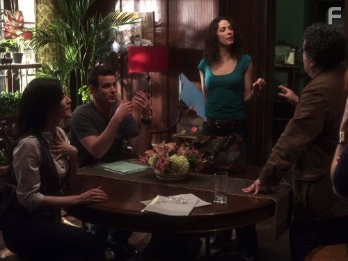 Saul Rubinek, Eddie McClintock, Joanne Kelly, and Jaime Murray in Хранилище 13 (2009)