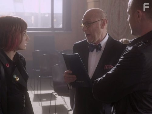 Yank Azman and Allison Scagliotti in Хранилище 13 (2009)