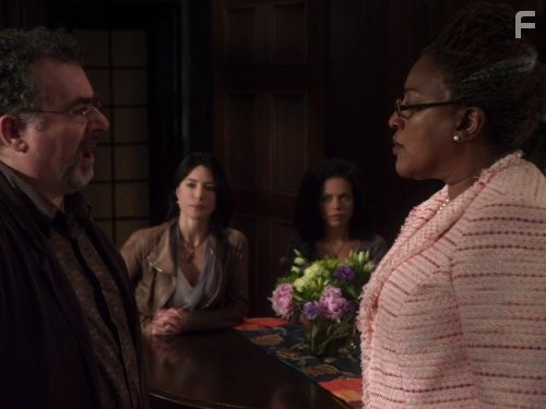 CCH Pounder, Saul Rubinek, Jaime Murray, and Genelle Williams in Хранилище 13 (2009)