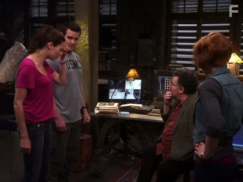 Saul Rubinek, Eddie McClintock, Joanne Kelly, and Allison Scagliotti in Хранилище 13 (2009)