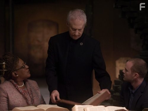 Brent Spiner, CCH Pounder, and Aaron Ashmore in Хранилище 13 (2009)
