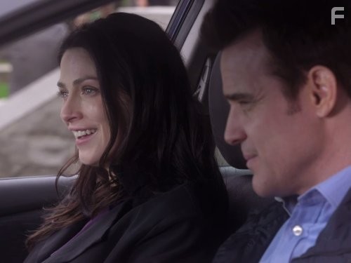 Eddie McClintock and Joanne Kelly in Хранилище 13 (2009)