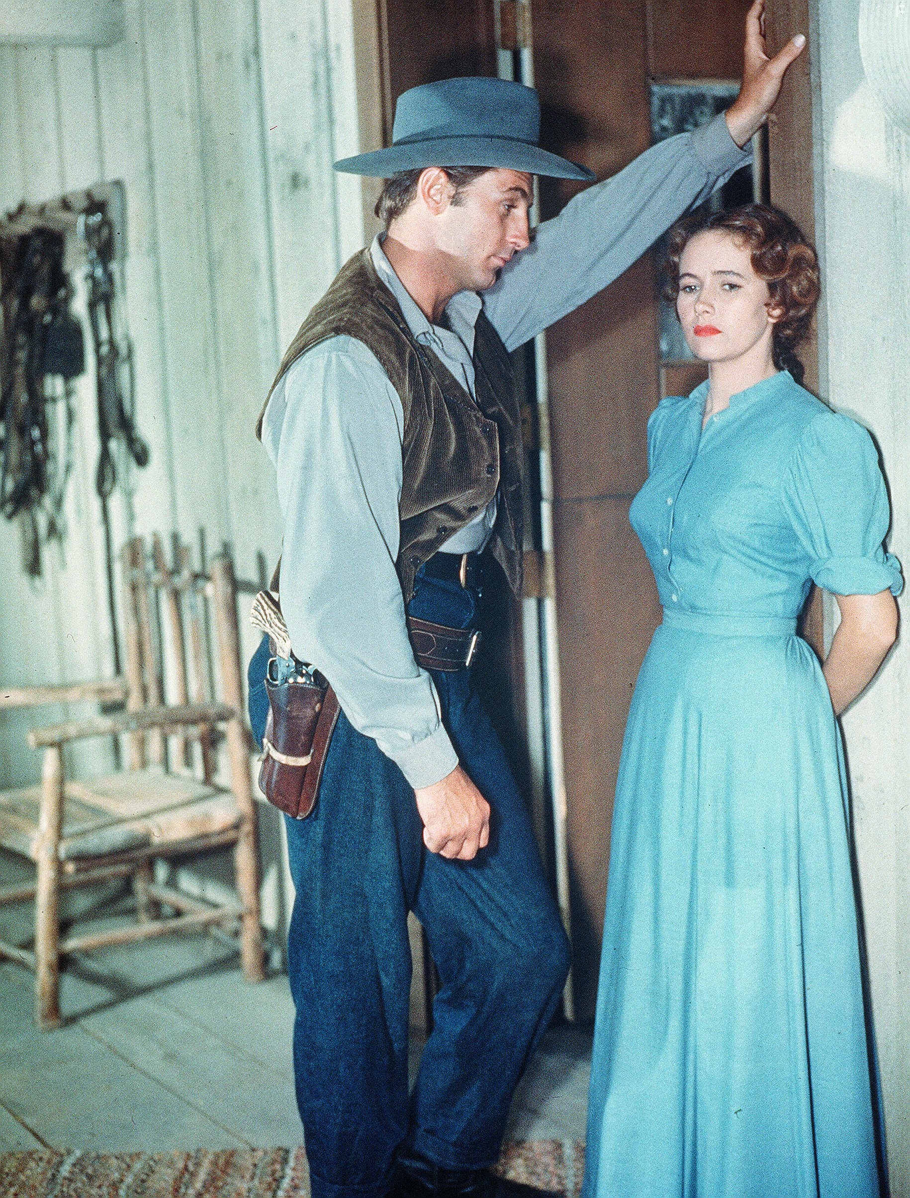 Robert Mitchum and Teresa Wright in Преследуемый (1947)