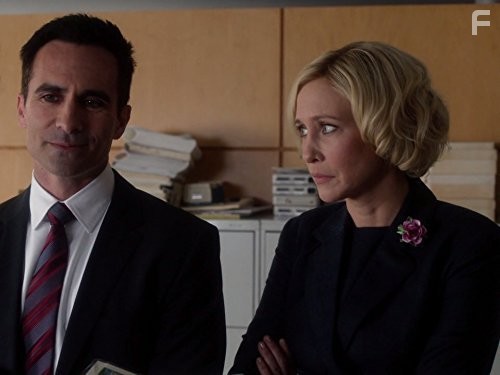 Nestor Carbonell and Vera Farmiga in Мотель Бейтсов (2013)