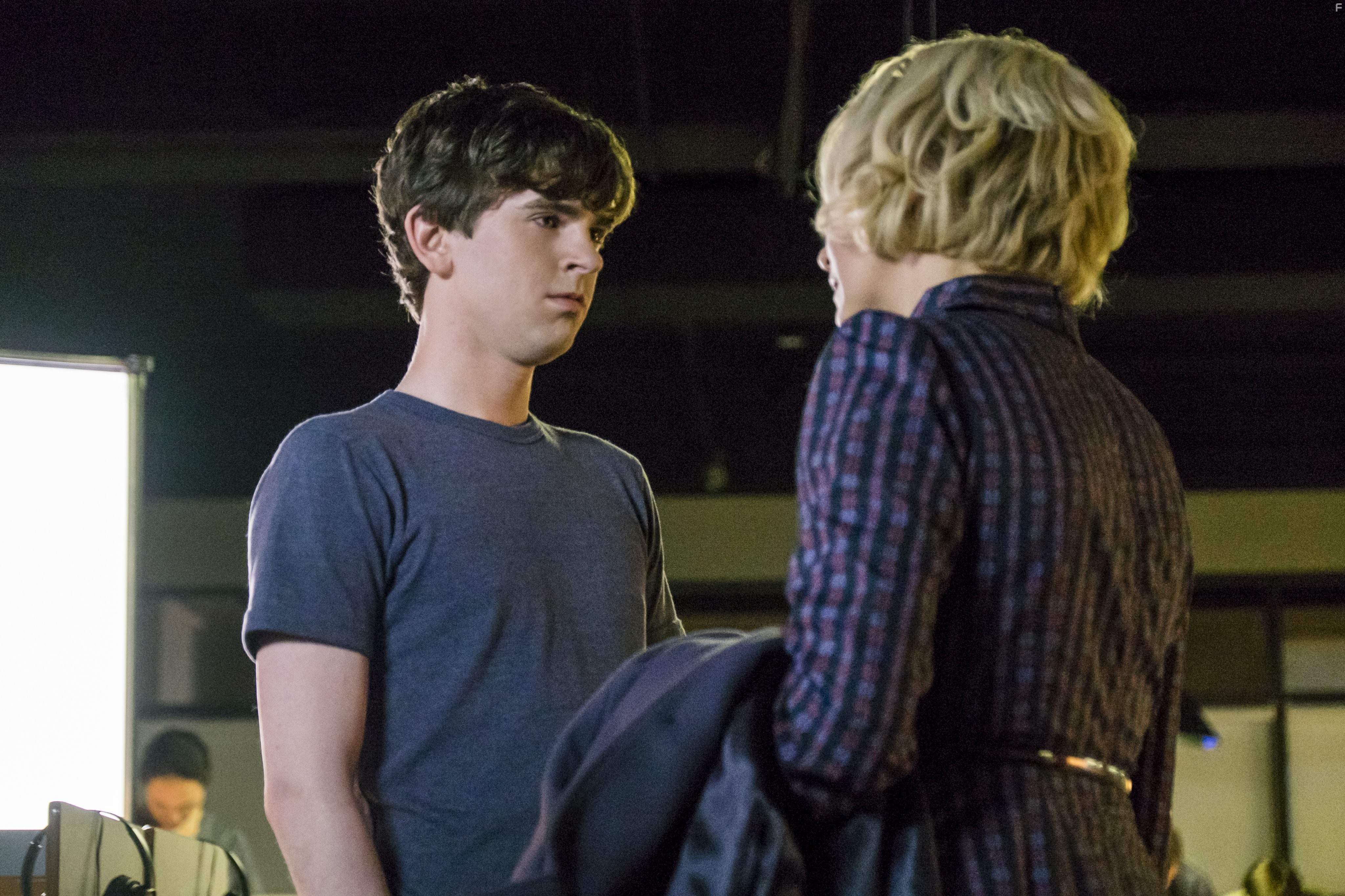 Vera Farmiga and Freddie Highmore in Мотель Бейтсов (2013)