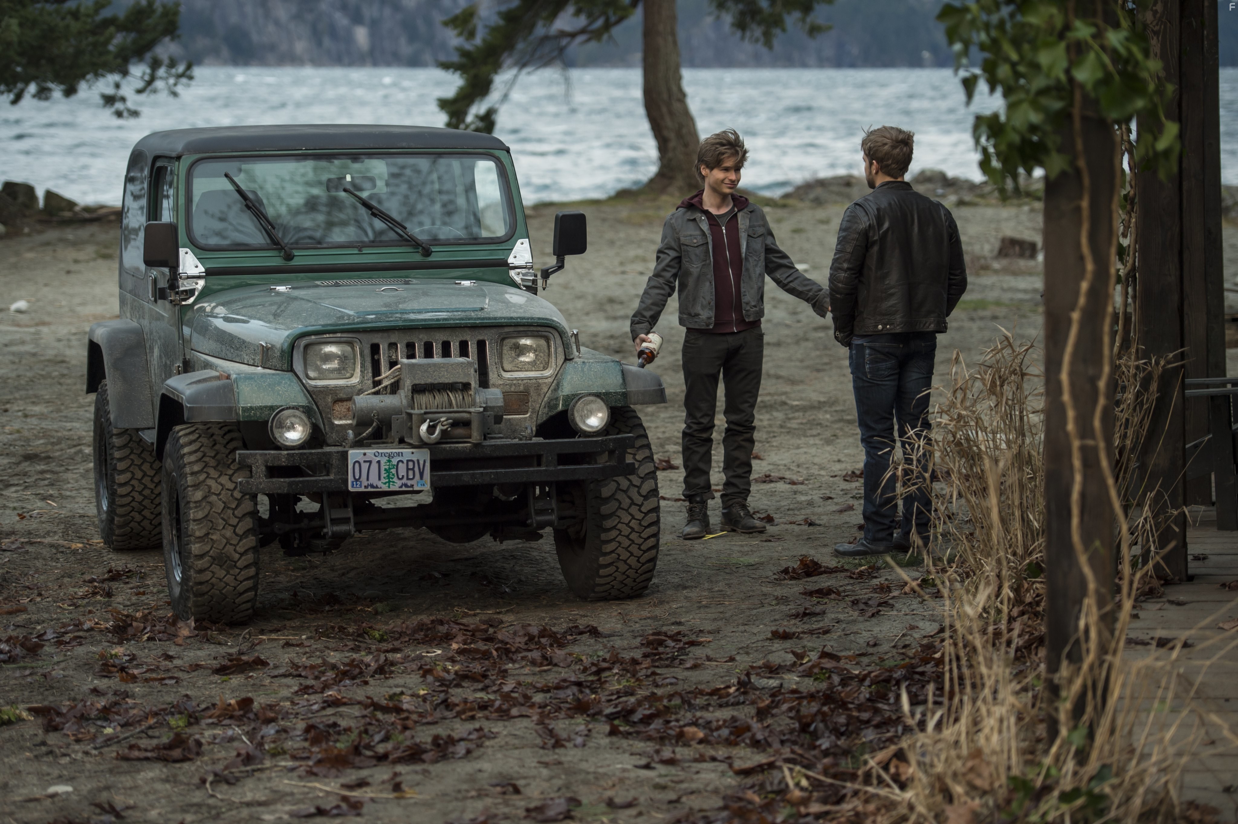 Max Thieriot and Keenan Tracey in Мотель Бейтсов (2013)