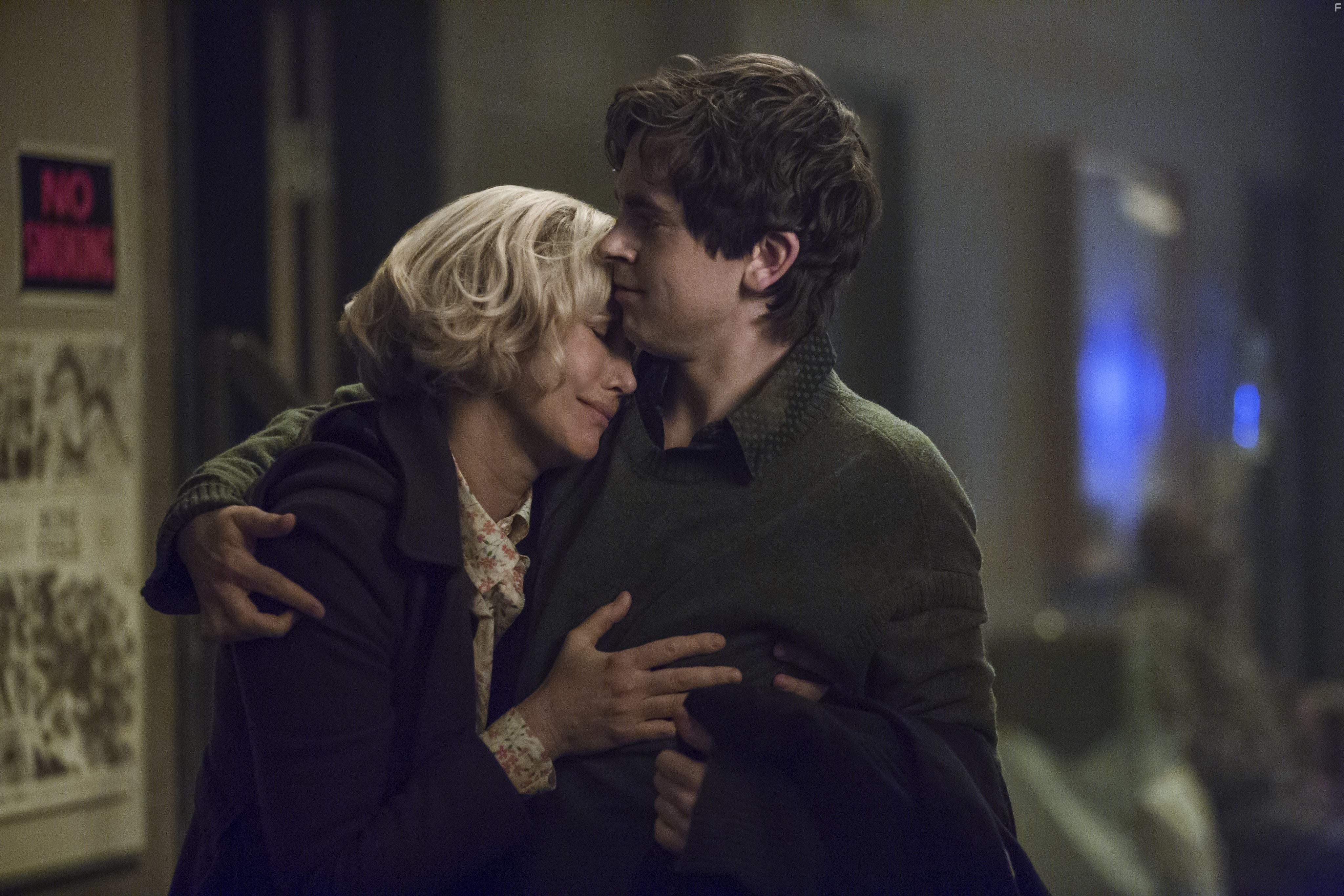 Vera Farmiga and Freddie Highmore in Мотель Бейтсов (2013)