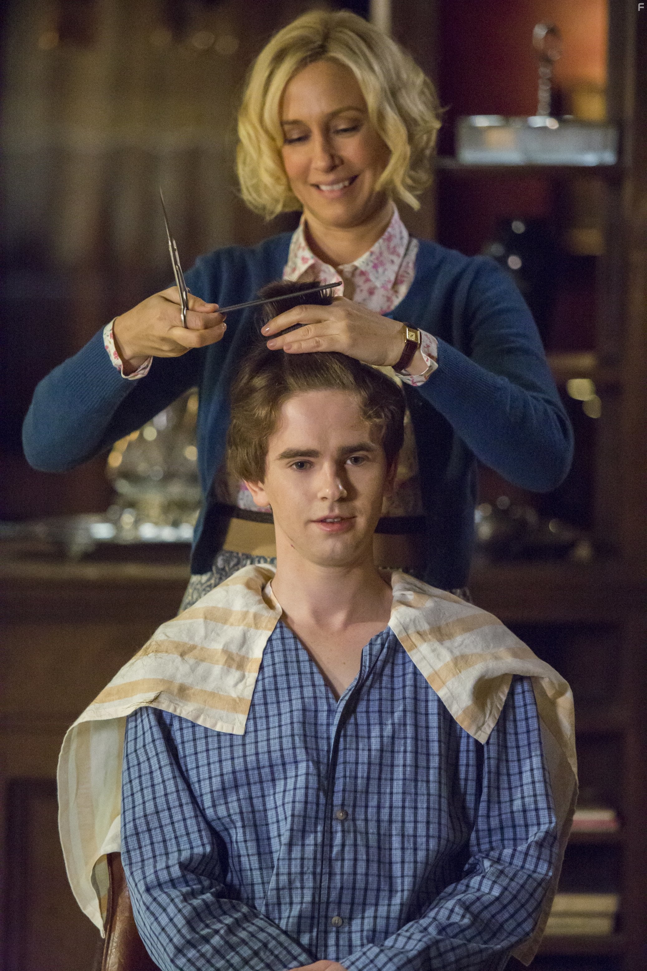 Vera Farmiga and Freddie Highmore in Мотель Бейтсов (2013)