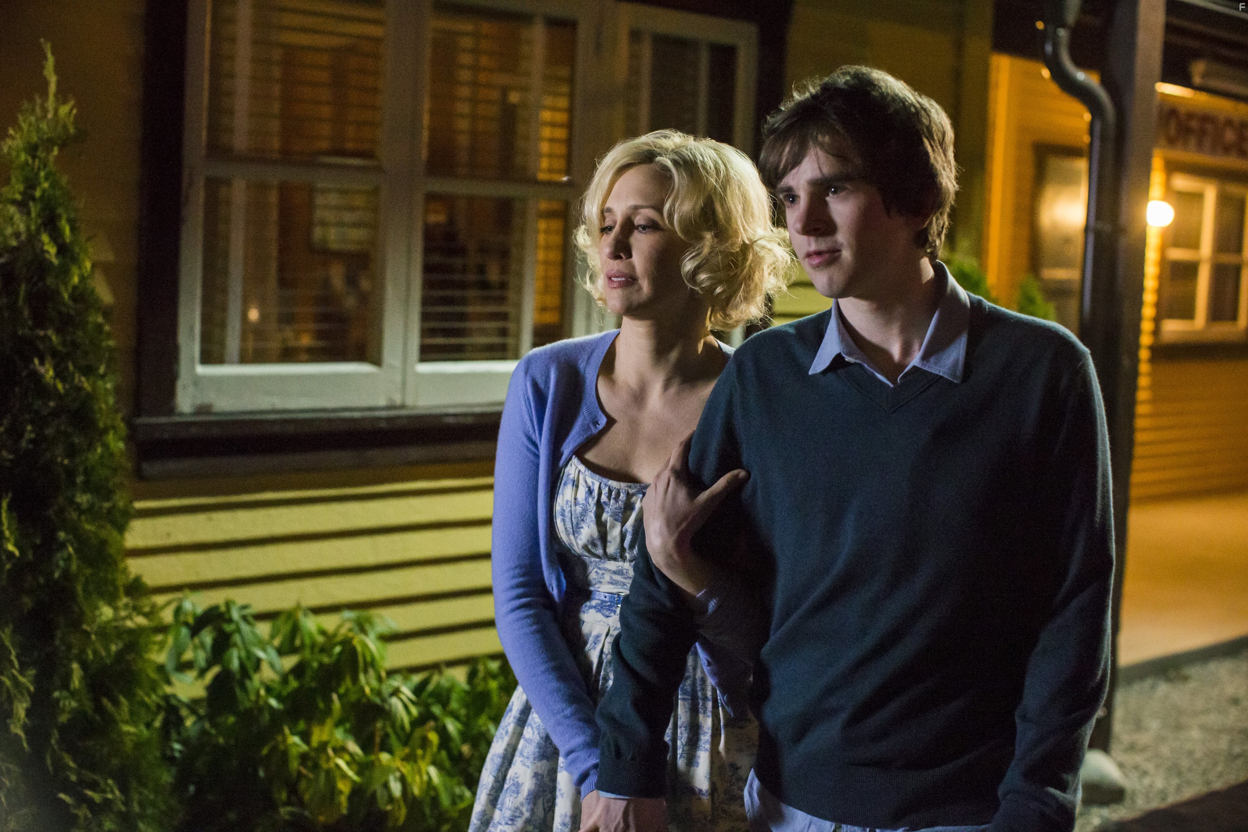 Vera Farmiga and Freddie Highmore in Мотель Бейтсов (2013)