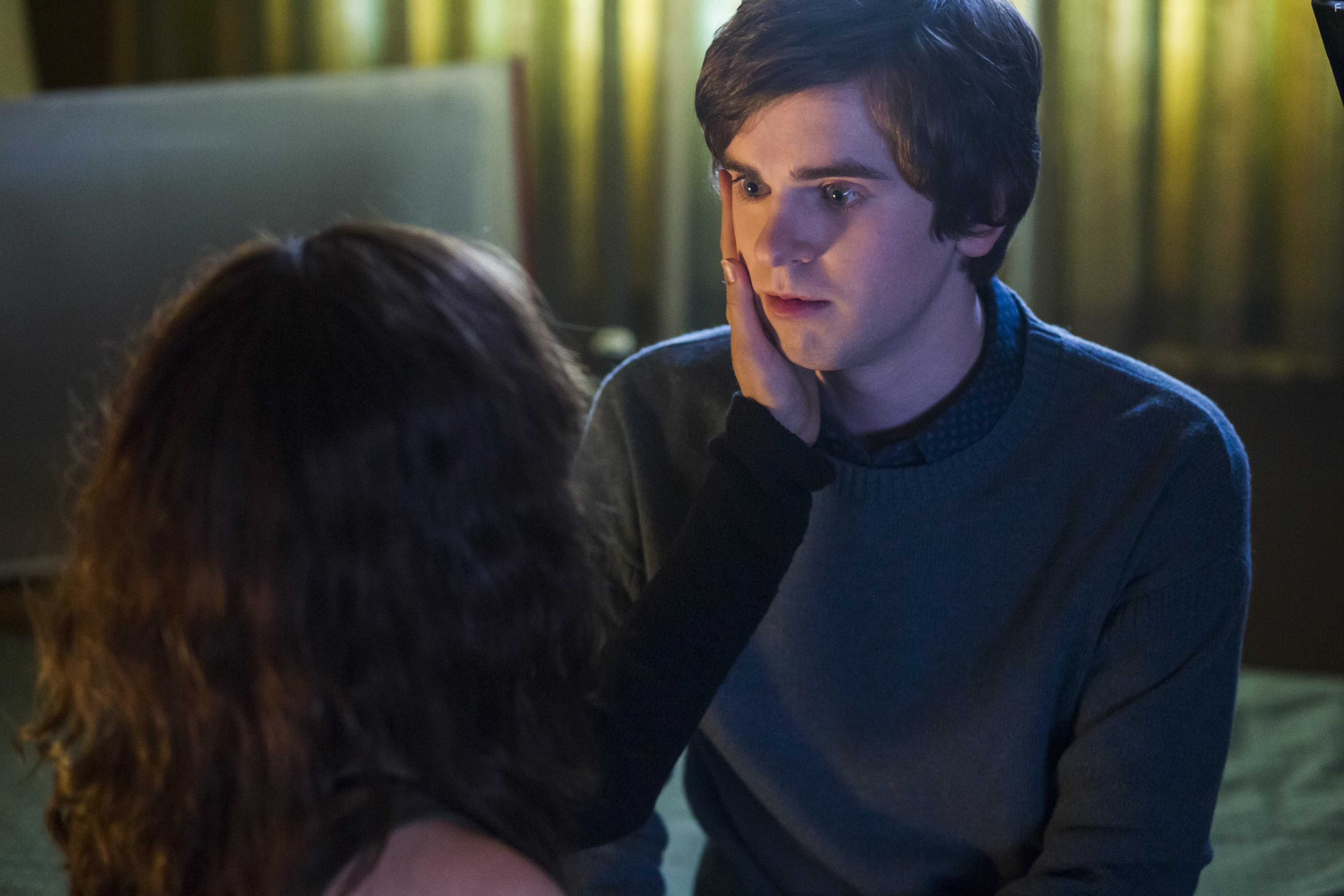 Freddie Highmore and Nicola Peltz in Мотель Бейтсов (2013)