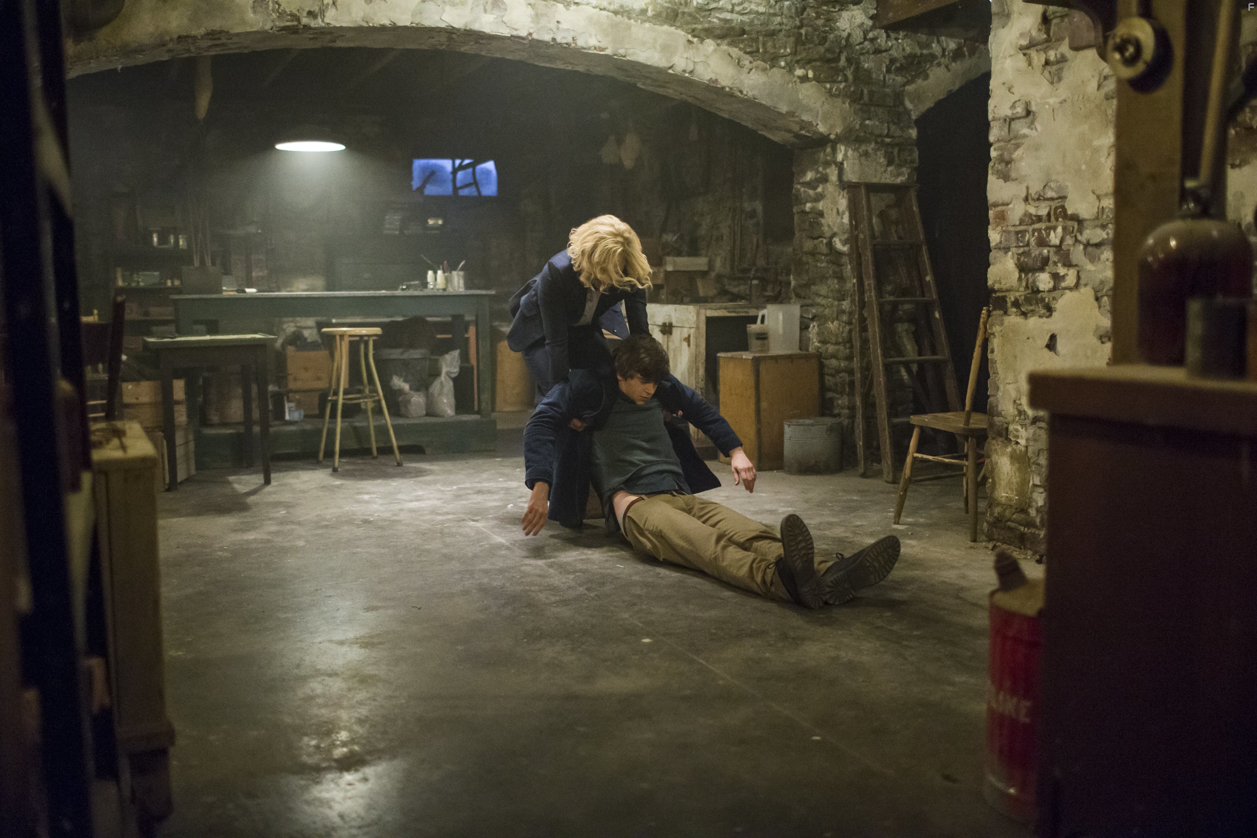 Vera Farmiga and Freddie Highmore in Мотель Бейтсов (2013)