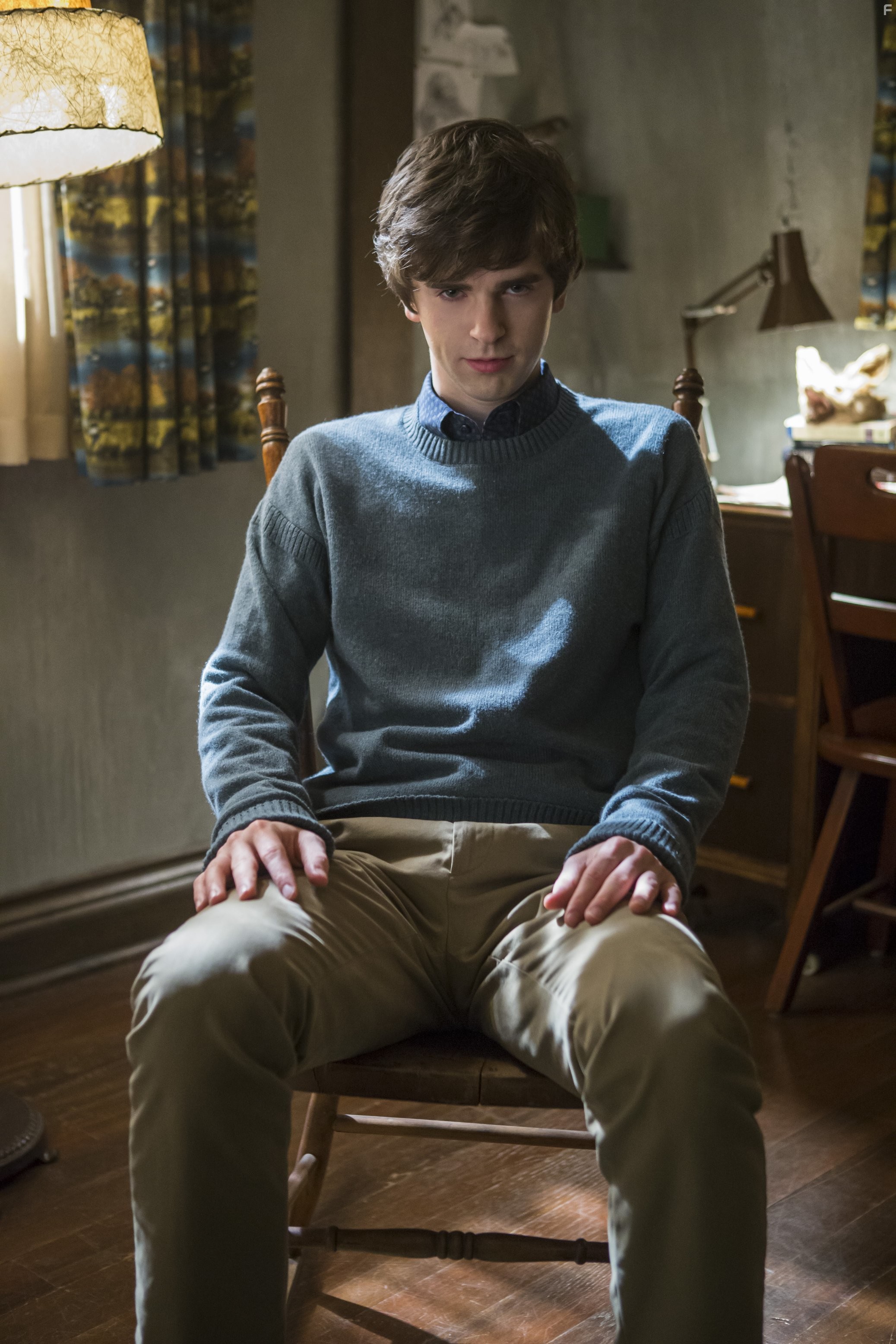 Freddie Highmore in Мотель Бейтсов (2013)