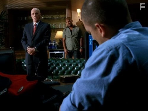 Wentworth Miller and Leon Russom in Побег (2005)