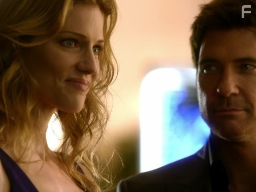 Dylan McDermott and Tricia Helfer in Под прикрытием (2009)