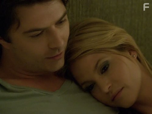 Nicki Aycox and Noah Bean in Под прикрытием (2009)