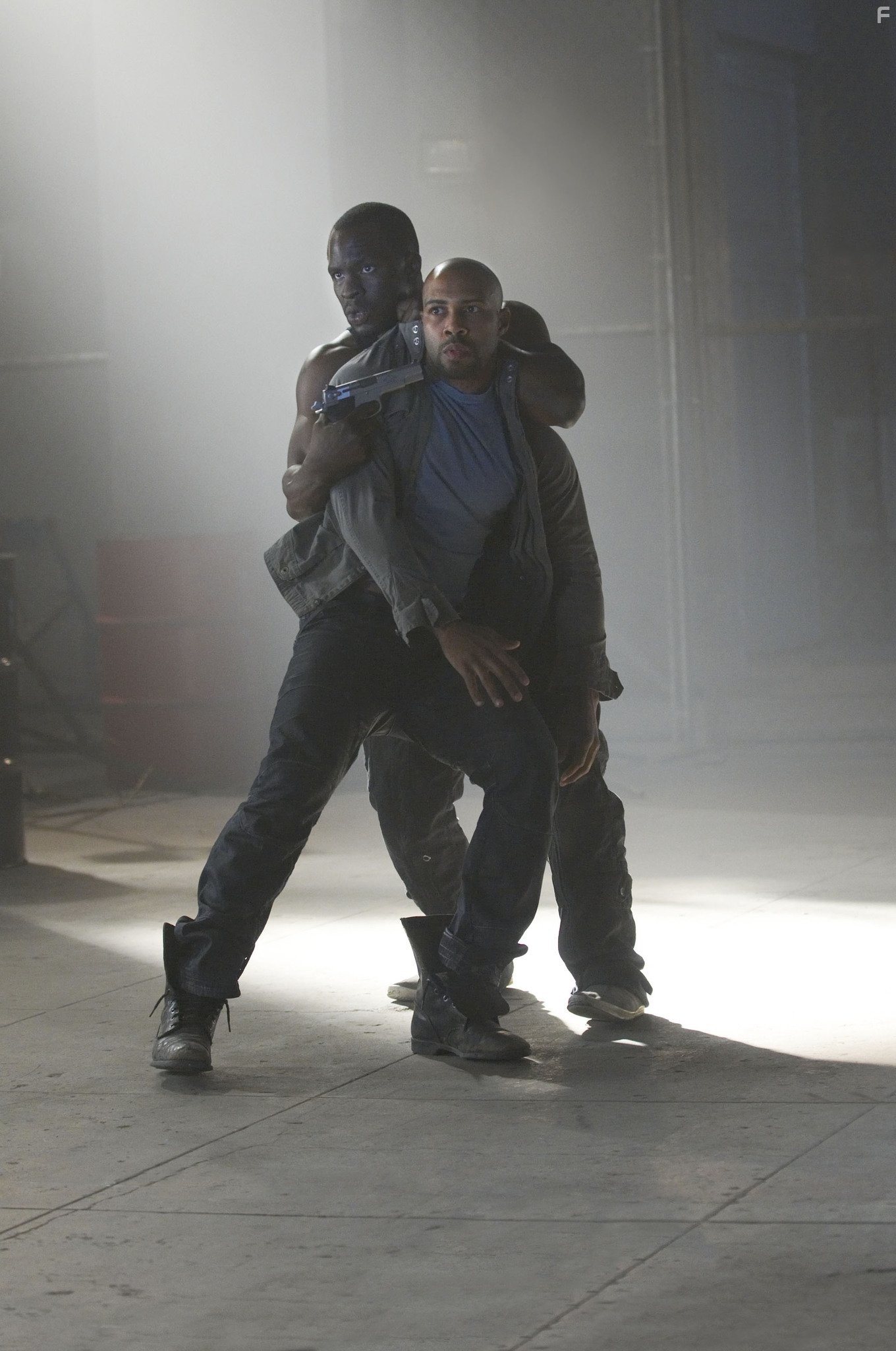 Omari Hardwick and Gbenga Akinnagbe in Под прикрытием (2009)