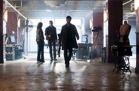 Dylan McDermott, Nicki Aycox, and Logan Marshall-Green in Под прикрытием (2009)