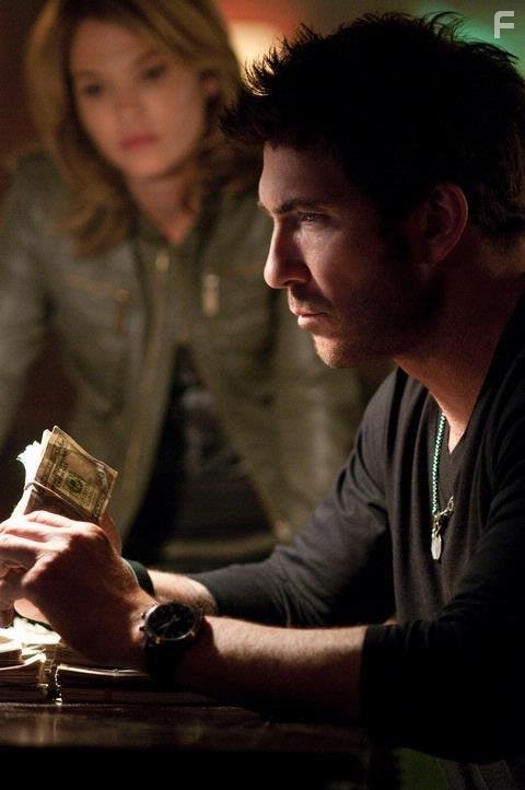 Dylan McDermott and Nicki Aycox in Под прикрытием (2009)