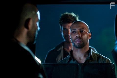 Dylan McDermott and Omari Hardwick in Под прикрытием (2009)