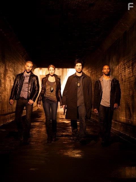 Dylan McDermott, Nicki Aycox, Omari Hardwick, and Logan Marshall-Green in Под прикрытием (2009)