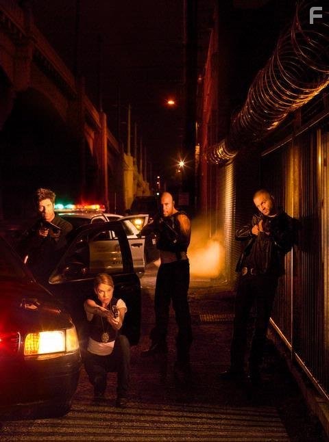 Dylan McDermott, Nicki Aycox, Omari Hardwick, and Logan Marshall-Green in Под прикрытием (2009)