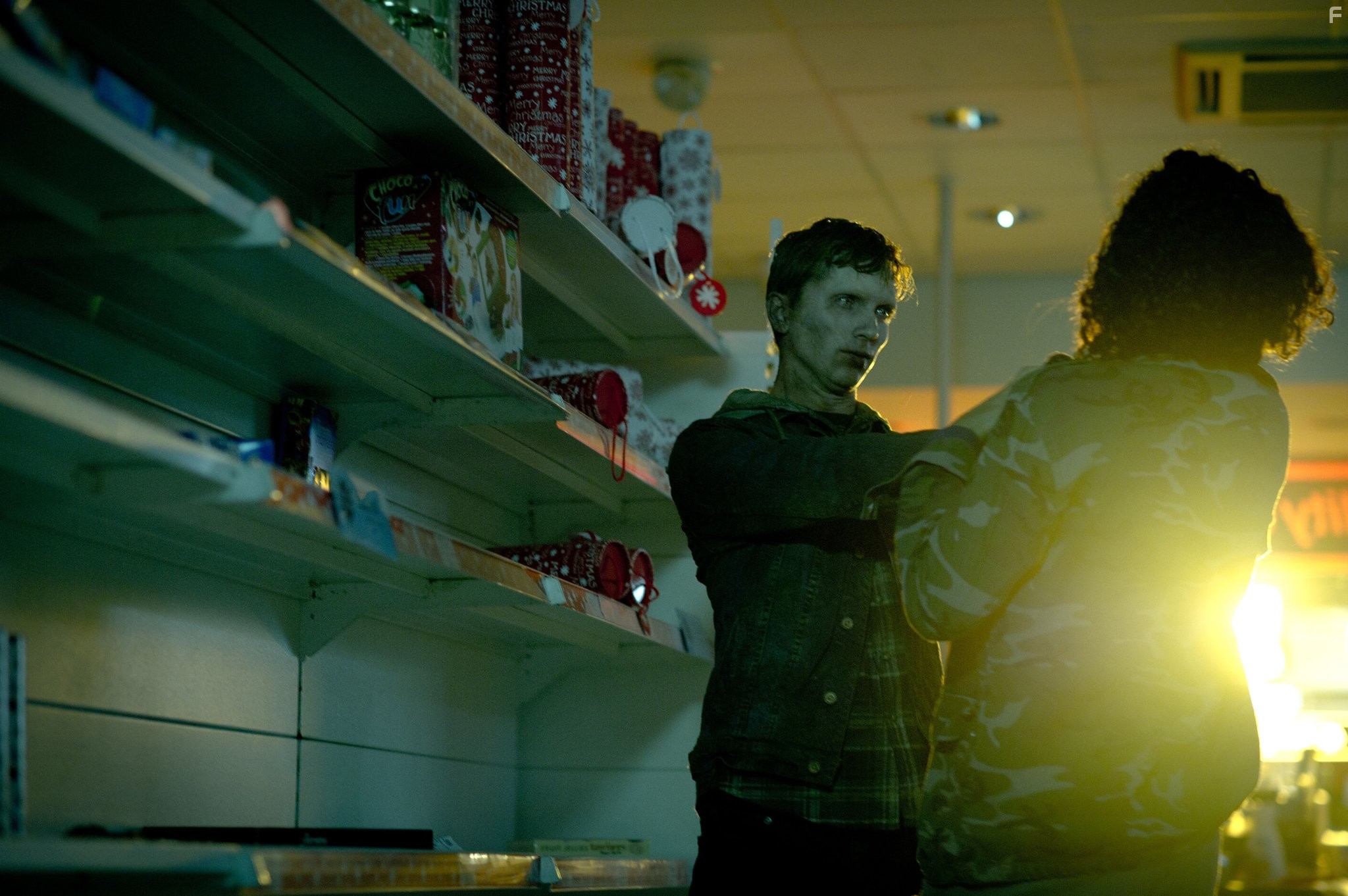 Luke Newberry and Riann Steele in Во плоти (2013)