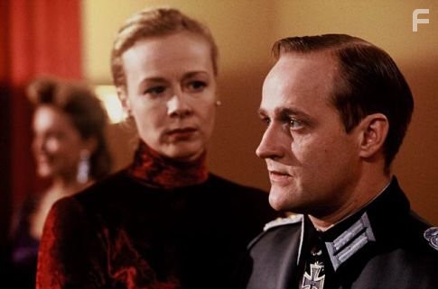 Katja Riemann and J?rgen Vogel in Розенштрассе (2003)