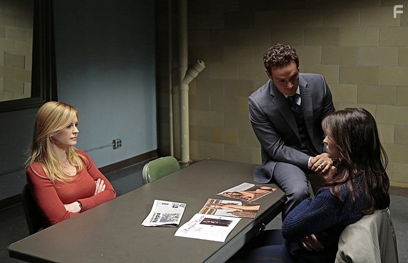 Trieste Kelly Dunn, Bonnie Somerville, and Kevin Alejandro in Везунчик (2013)