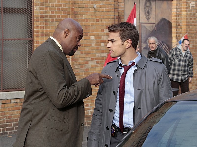 Chi McBride and Theo James in Везунчик (2013)