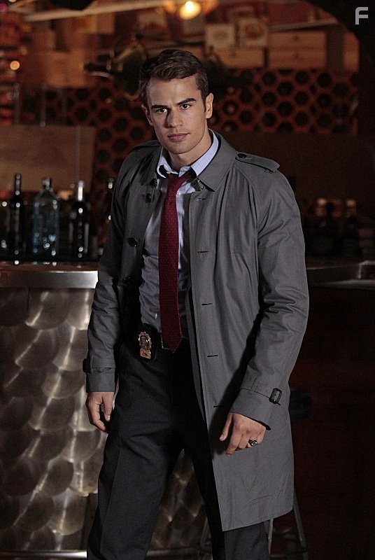 Theo James in Везунчик (2013)